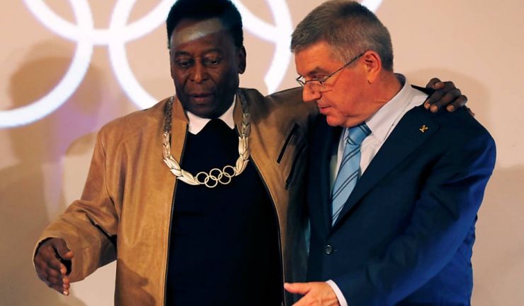 Pele a fost decorat de Thomas Bach, președintele Comitetului Internațional Olimpic