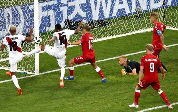 Peruanii (în alb) au irosit numeroase ocazii de gol, inclusiv un penalty (sursa foto: Facebook FIFA World Cup)
