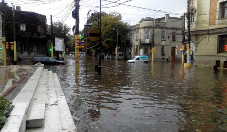 Cea mai afectată zonă de ploaia torențială din municipiul Constanța a fost intersecția bulevardului Ferdinand cu strada Mihai Viteazu (sursa: Facebook)