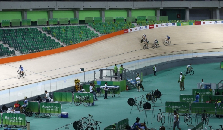 Imagine dintr-un concurs demonstrativ de ciclism organizat pe noul velodrom olimpic de la Rio de Janeiro