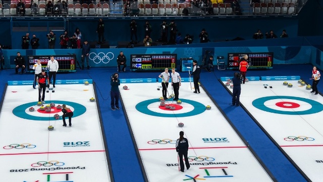 Startul a fost dat cu patru partide curling dublu mixt
