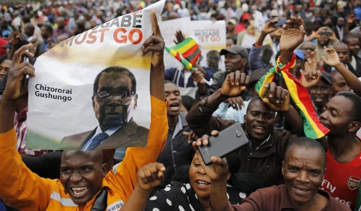Populația din Zimbabwe a sărbătorit pe străzi demisia lui Robert Mugabe
