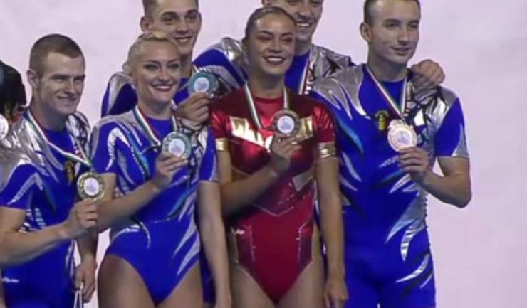 La trio, aerobicii români au urcat pe prima şi pe ultima treaptă a podiumului (sursa foto: Facebook)