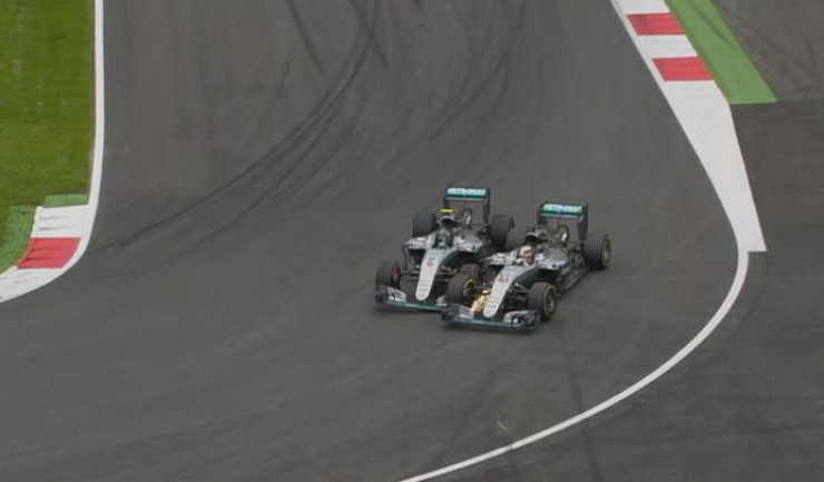 Nico Rosberg (stânga) a luat foarte larg virajul, iar Lewis Hamilton a intrat în el, ca să nu iasă în decor