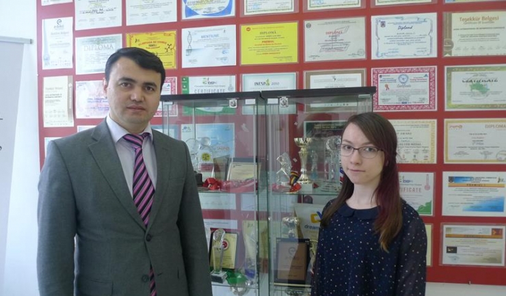 Roxana Vătămanu, eleva care a obținut punctajul maxim la testele SAT, alături de profesorul pregătitor, Serdal Aslantas.