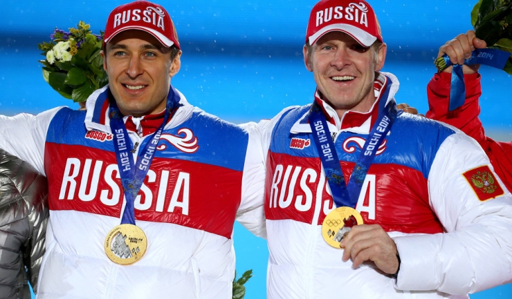 Pilotul Aleksandr Zubkov (dreapta) cucerea acum trei ani, la Soci, aurul olimpic la bob-2 persoane, alături de Aleksei Voevoda