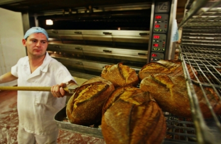 Pâinea s-ar putea scumpi, până în decembrie, cu 15-20%