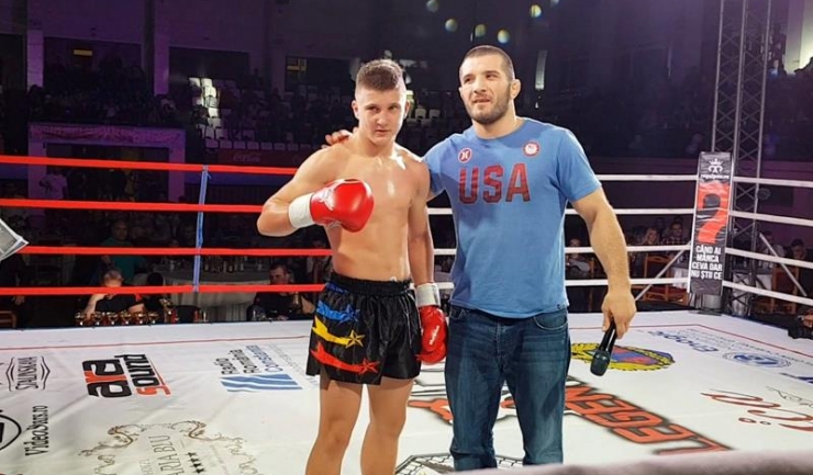 Ion Pascu (dreapta, alături de tânărul Ștefan Orza) este considerat la ora actuală cel mai bun luptător MMA din România