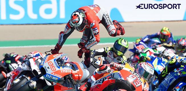 Spaniolul Jorge Lorenzo de la Ducati (centru) cade în timpul cursei MotoGP de pe circuitul Motorland Aragon. (foto: JOSE JORDAN/AFP/Getty Images)