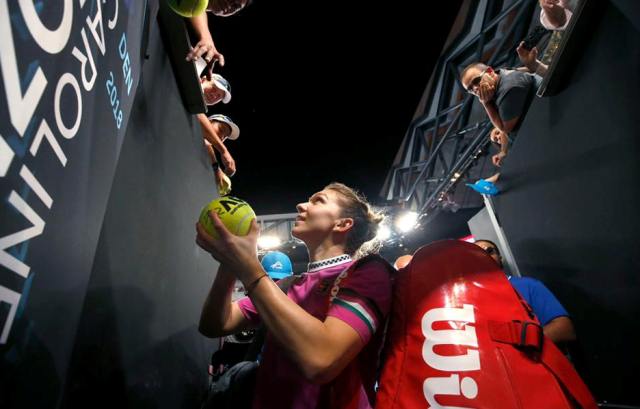 Simona Halep a oferit autografe după victoria de marți (sursa foto: Facebook Simona Halep)
