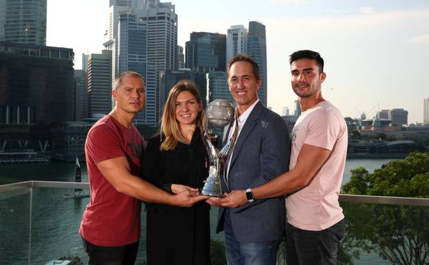 Simona Halep a primit la Singapore preţiosul trofeu (sursa foto: Facebook Simona Halep)