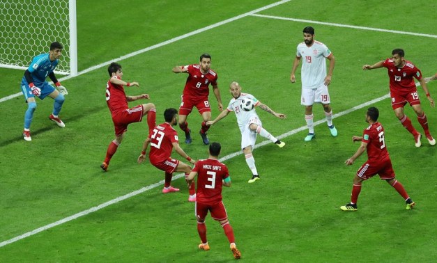 Spaniolii (în alb) nu au avut viaţă uşoară în confruntarea cu Iranul (sursa foto: Facebook FIFA World Cup)