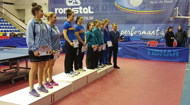Podiumul din proba de dublu feminin, în care trei jucătoare de la CS Farul Constanța au luat medalii: argint pentru Alina Zaharia și Ana-Maria Sebe, bronz pentru Elena Zaharia