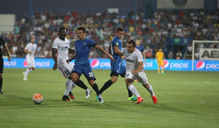 Sulley Muniru (primul din stânga, în alb) a marcat golul Stelei