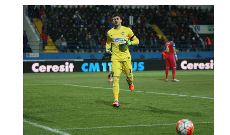 Portarul stelist Florin Niţă nu a putut respinge şi balonul trimis spre poartă de Moussa Kone în finalul meciului