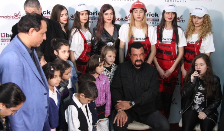 Steven Seagal înconjurat de copiii de la Centrul de plasament „Antonio” și de fotomodelele de la Fashion TV