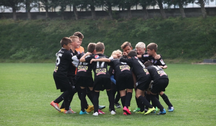 Copiii cu vârste cuprinse între 9 şi 12 ani pot merge în tabără la Academia de Fotbal “Gheorghe Hagi”