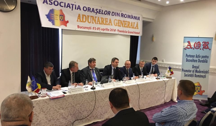 Preşedintele Agenţiei Naţionale pentru Achiziţii Publice, Bogdan Puşcaş (al patrulea în foto), către primari: „Nu mai faceți pe fetele mari”