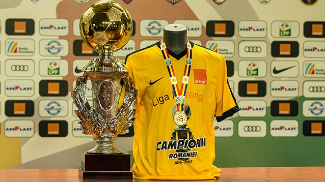 Trofeul, tricoul şi medalia de campion, în aşteptarea campioanei României (sursa foto: www.lpf.ro)