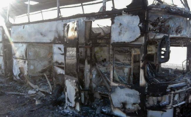Autobuzul a ars în întregime, rămânând doar fiarele contorsionate