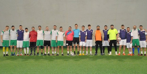 Trocadero (echipament alb-verde) a învins-o cu un categoric 4-0 pe Squadra Viola (sursa foto: Facebook Campionatul de minifotbal Atletic Club)