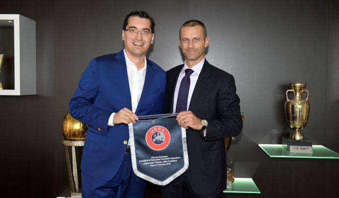 Răzvan Burleanu, preşedintele FRF, şi Aleksander Ceferin, preşedintele UEFA (sursa foto: www.frf.ro)