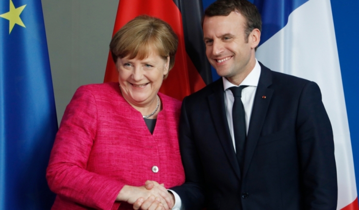 Cancelarul german Angela Merkel şi preşedintele Franţei, Emmanuel Macron
