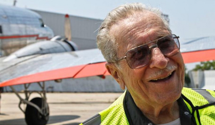 Azriel Blackman are 92 de ani şi este mecanic al companiei American Airlines, de 75 de ani. Încă lucrează!