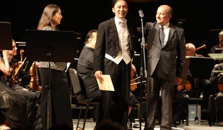 Președintele asociației culturale Thalassa Film & Music”, Remus Munteanu, i-a înmânat Premiul al II-lea japonezului Kumehara Yusuke