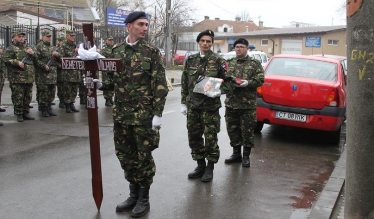 Un grup de militari de la Brigada 9 Mecanizată, purtând steagul de luptă, alături de un trompet și alți oameni în uniformă au deschis convoiul funerar care l-a condus pe ultimul drum pe cel ce a fost Demeter Vilmoș
