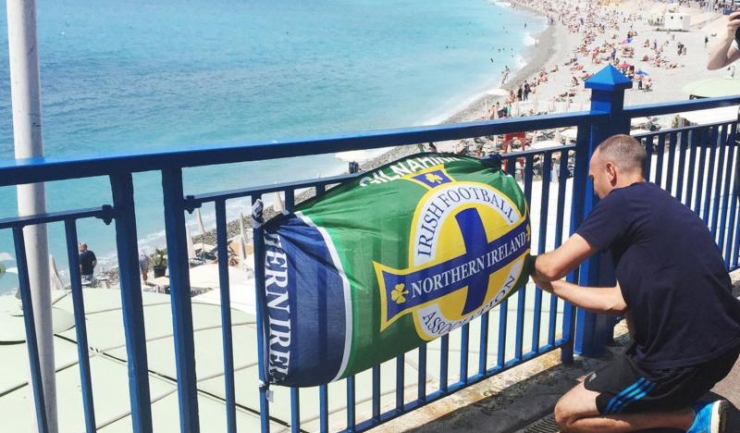 Prietenii lui Darren Rodgers au legat steagul federației de fotbal din Irlanda de Nord pe balustrada de la locul tragediei