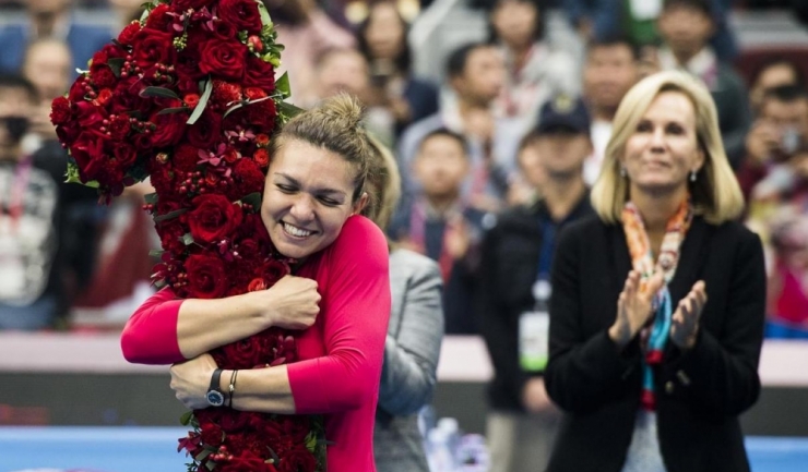 Simona Halep şi buchetul de flori.... numărul 1 (sursa foto: www.wtatennis.com - VCG/China Open)