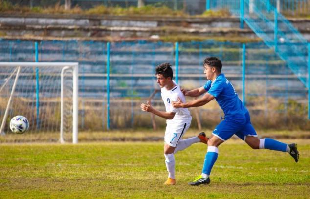 Robert Mustacă (echipament alb) a înscris primele două goluri pentru Viitorul U17