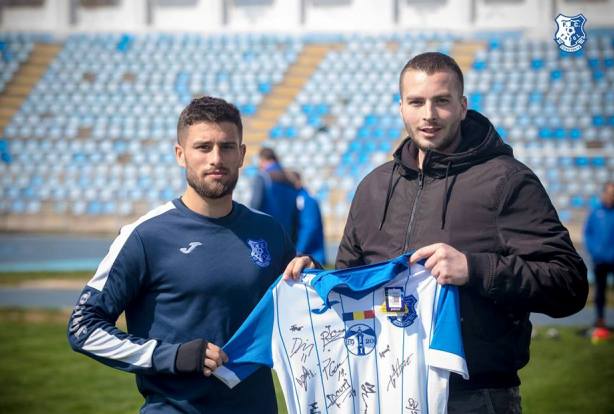 Virgil Diaconu, unul dintre fanii Farului, a fost recompensat pentru modul în care s-a bucurat alături de Marius Fotescu după golul înscris în etapa trecută de echipa constănţeană (sursa foto: Facebook FC Farul Constanţa)