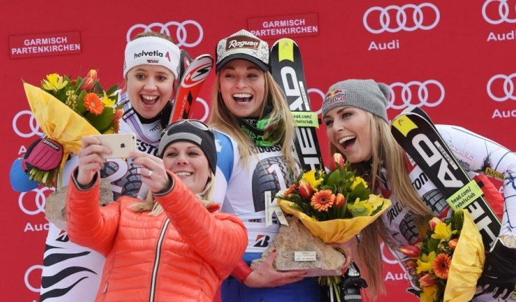 Viktoria Rebensburg, Lara Gut și Lindsey Vonn (de la stânga la dreapta) se amuză pe podiumul de la Garmisch într-un selfie făcut de fosta schioare austriacă Nicole Hosp, campioană mondială și olimpică