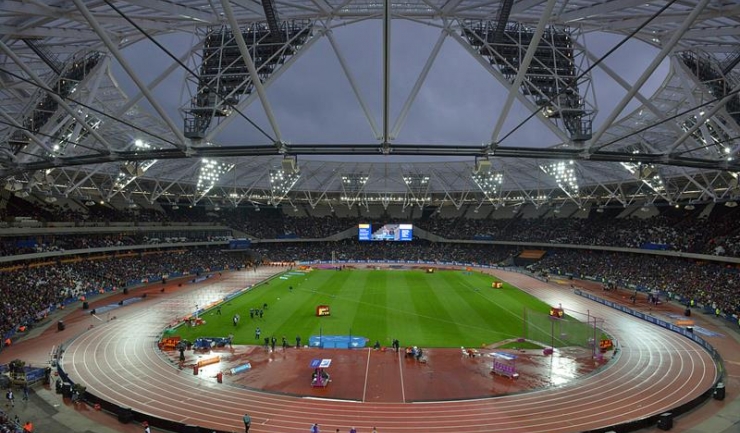Stadionul Olimpic din Londra în timpul unui concurs de atletism