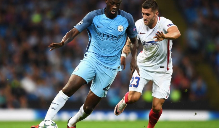 Yaya Toure (stânga) vrea să rămână în Premier League, la Manchester City