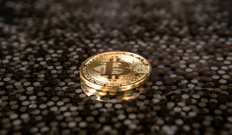 La zece ani de la lansare, un bitcoin valorează de peste 200 ori mai mult, respectiv 6.300 dolari