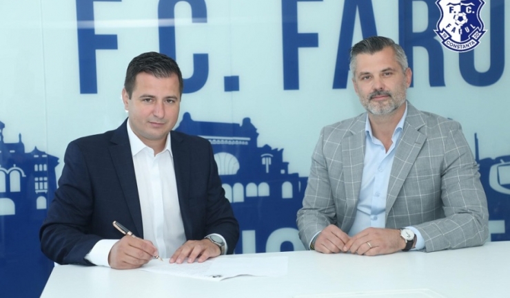 Ianis Zicu a semnat prelungirea contractului sub privirile lui Tiberiu Curt, managerul FC Farul (sursa foto: www.fcfarulconstanta.ro)