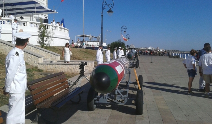 Pe faleza din fața Comandamentului Marinei a fost organizată o mini-expoziție de armament din arsenalul Forțelor Navale Romane