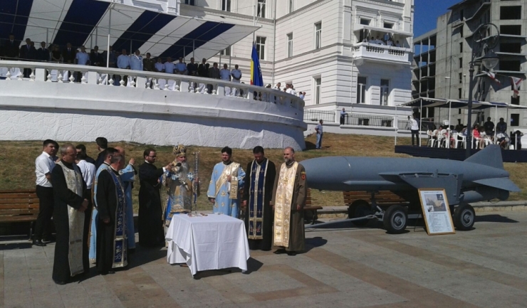 Înalt preasfinția Sa Arhiepiscopul Tomisului a oficiat în jurul orei 10.30 o slujbă în cinstea celor care și-au dedicat viața mării.