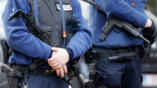 Belgia: Două polițiste, rănite de un individ înarmat cu o macetă