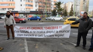 Zeci de persoane au protestat în fața Oficiului de Cadastru și Publicitate Imobiliară Brașov