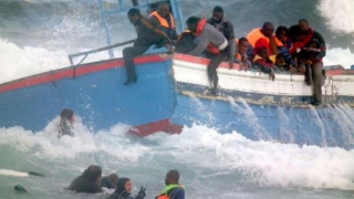 Cel puțin 12 migranți, printre care opt copii, au murit într-un naufragiu în Marea Egee