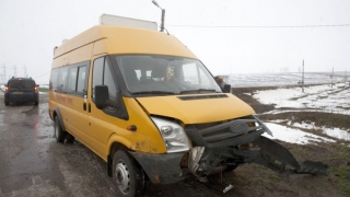 Trei copii au ajuns la spital după ce microbuzul școlar a lovit un autobuz