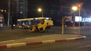 Accident grav pe bulevardul I.C. Brătianu! Un taxi s-a răsturnat!