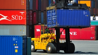 Mărfuri contrafăcute de sute de mii de euro, confiscate la Constanța
