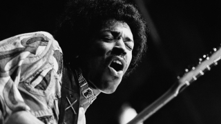 Chitara acustică a lui Jimi Hendrix, vândută pentru 258.000 de dolari