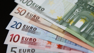 Euro revine peste pragul de 4,5 lei