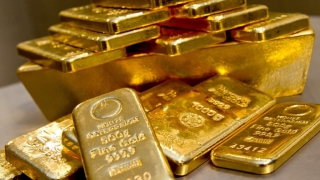Servietă cu 3.500 de euro și 22 de lingouri de aur, predată poliției de ''un găsitor cinstit''